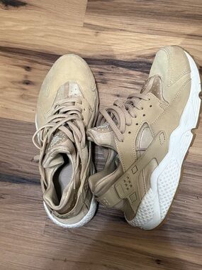 W9.5 Nike Hurache in suede